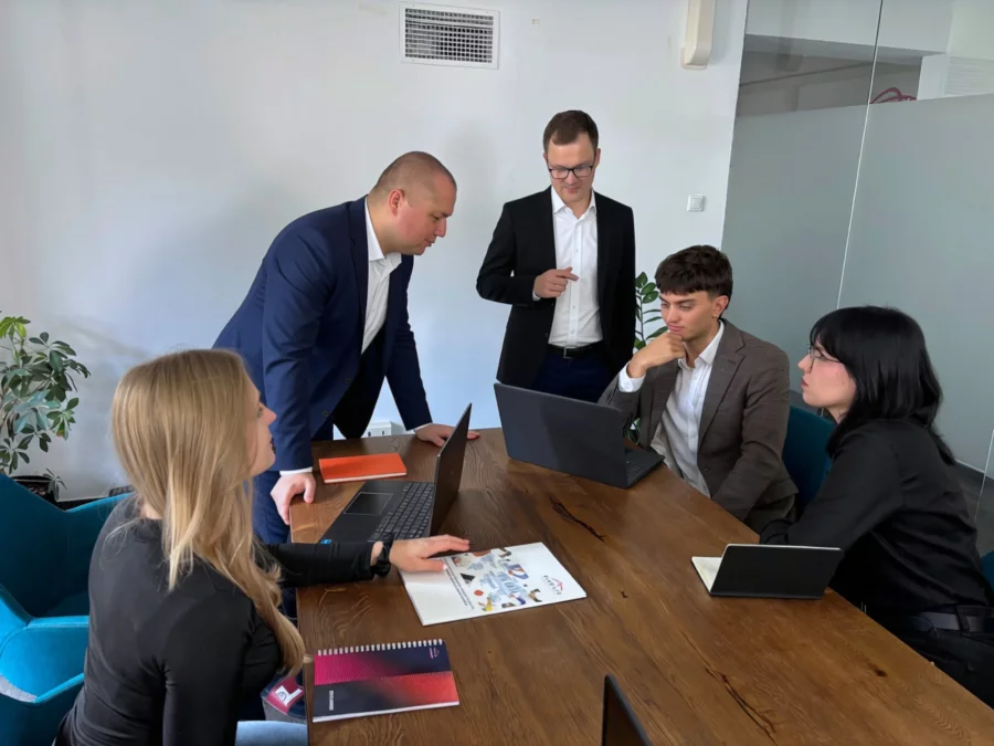 Zespół Fiabilis omawia projekt przy stole konferencyjnym