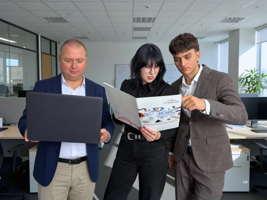 Troje pracowników Fiabilis przegląda broszurę w biurze